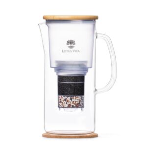 Eine elegante Glas-Filterkaraffe von Lotus Vita mit Bambusdeckel und Kork-Untersetzer, deren mehrstufiger Wasserfilter im Inneren sichtbar ist.