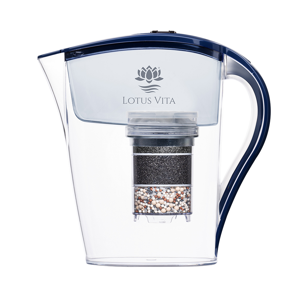 Transparente Wasserfilter-Kanne mit dunkelblauem Deckel und Griff, ausgestattet mit einer mehrstufigen Filterkartusche von Lotus Vita.