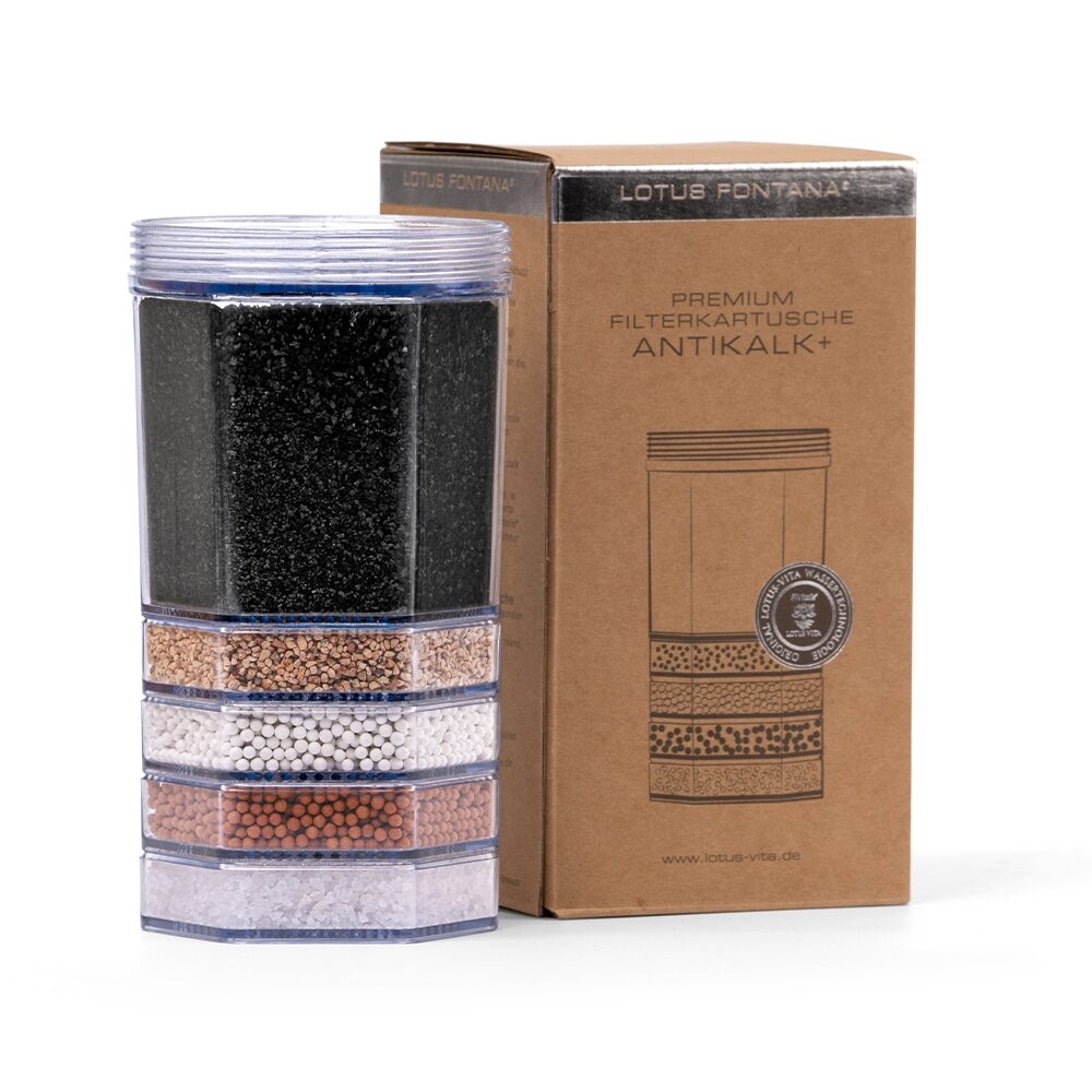 Eine mehrschichtige Premium-Filterkartusche zur Wasseraufbereitung, stehend neben der zugehörigen Produktverpackung.