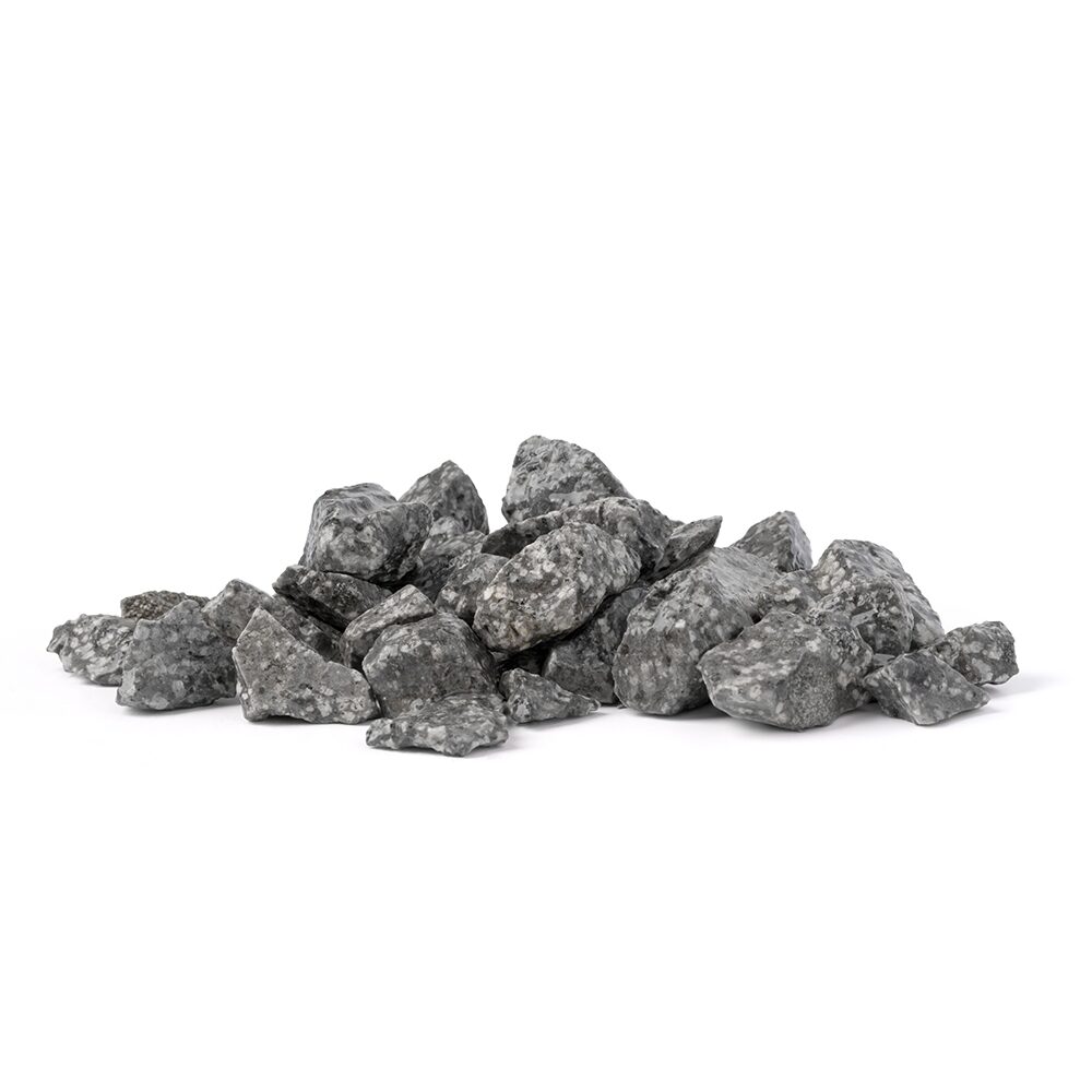 Ein kleiner Haufen grauer, gesprenkelter Mineralsteine auf weißem Hintergrund, die zur Anreicherung von gefiltertem Wasser verwendet werden.
