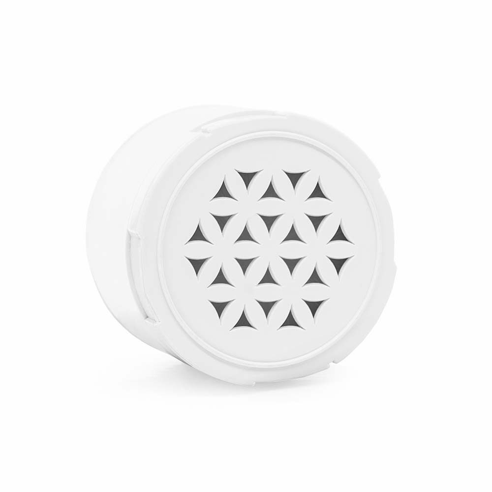 Aufsatz einer UF-Membran mit dem Symbol der Lebensblume, zur zusätzlichen Filterung von Mikroplastik für Wasserfilterkartuschen.
