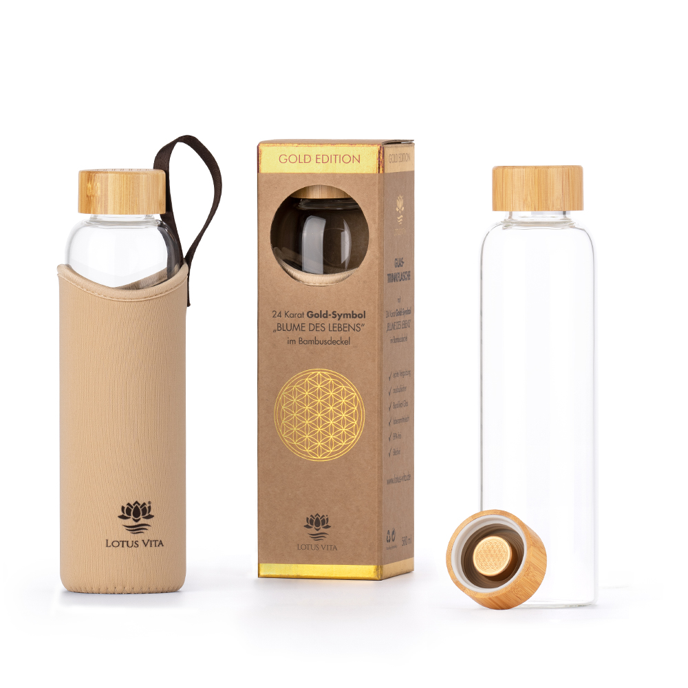 Edle Glas-Trinkflasche der Gold-Edition mit Bambusdeckel, präsentiert in einer beigen Neopren-Schutzhülle, in der goldenen Produktverpackung und als einzelne Flasche.