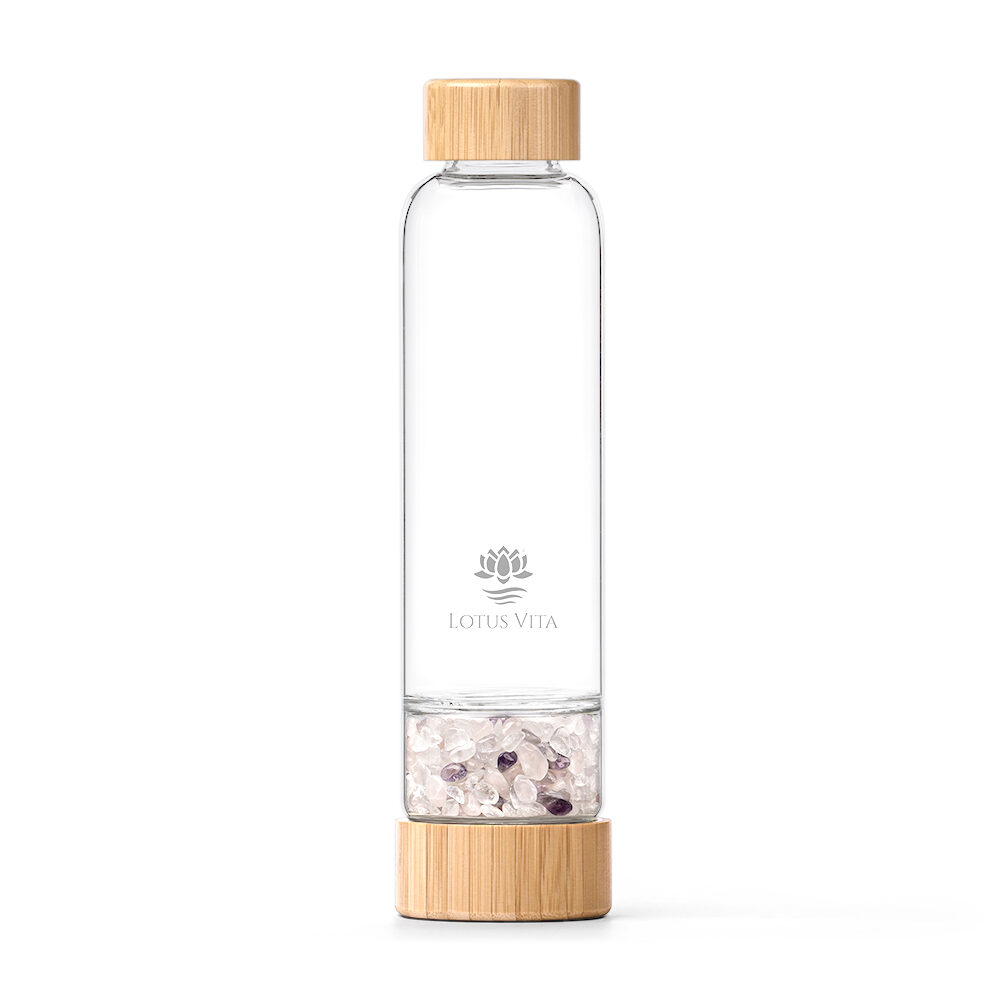 Edle Glas-Trinkflasche mit Bambusdeckel und separater Kammer, gefüllt mit einer Mischung aus Rosenquarz-, Bergkristall- und Amethyst-Edelsteinen.
