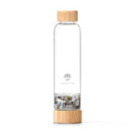 Edle Glas-Trinkflasche mit Bambus-Verschluss und einem separaten Fach im Boden, das mit einer Mischung aus Mondstein und Labradorit gefüllt ist.