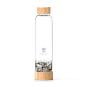 Edle Glas-Trinkflasche mit Bambus-Verschluss und einem separaten Fach im Boden, das mit einer Mischung aus Mondstein und Labradorit gefüllt ist.