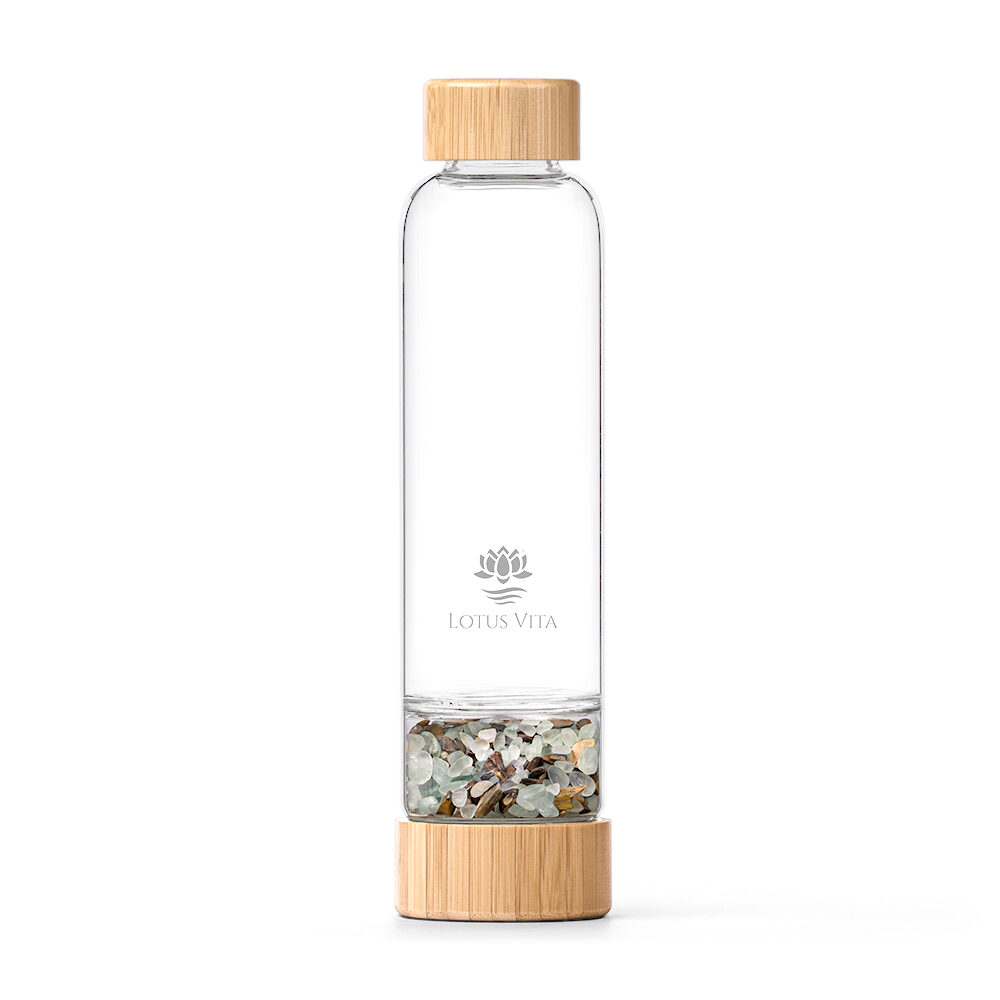 Eine Glas-Trinkflasche mit Bambusdeckel und einem separaten, mit Fluorit- und Tigerauge-Edelsteinen gefüllten Boden.
