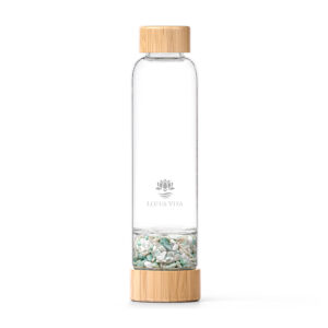 Edle Glas-Trinkflasche mit Bambusdeckel und einem separaten Fach, gefüllt mit einer Mischung aus Amazonit- und Milchopal-Kristallsteinen.