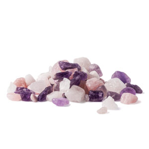 Ein Haufen sorgfältig ausgewählter Wassersteine, bestehend aus violettem Amethyst, rosa Rosenquarz und klarem Bergkristall auf weißem Hintergrund.