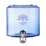 Elegantes, blau getöntes Glasgefäß mit 8 Litern Fassungsvermögen und Zapfhahn, ein zentraler Bestandteil eines Lotus Vita Wasserfiltersystems.