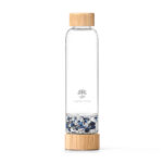 Glasflasche mit Bambusdeckel und einem separaten Fach, gefüllt mit blauen Lapislazuli- und klaren Bergkristall-Steinen.