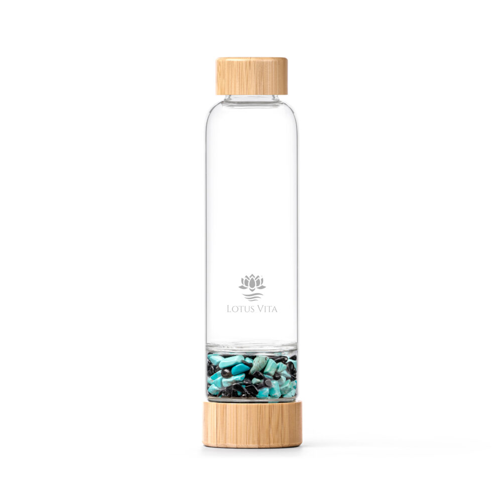 Glasflasche mit Bambusdeckel und -boden, gefüllt mit türkisfarbenen und schwarzen Kristallsteinen von Lotus Vita.