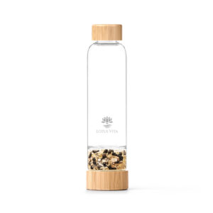 Glas-Trinkflasche von Lotus Vita mit Bambusdeckel und einem separaten Bodenfach, gefüllt mit gold-schwarzen Edelsteinen.