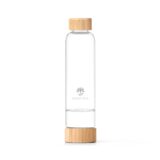 Elegante Glasflasche mit Bambusdeckel und einem separaten Fach im Boden, die auf einem weißen Hintergrund steht.